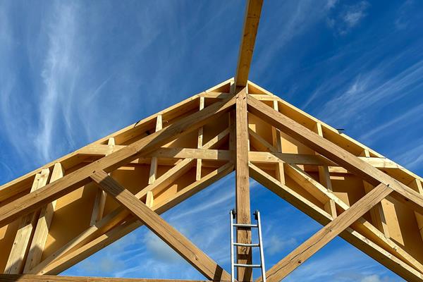 Construction bois avec fermes en chêne apparentes ©roofland.com