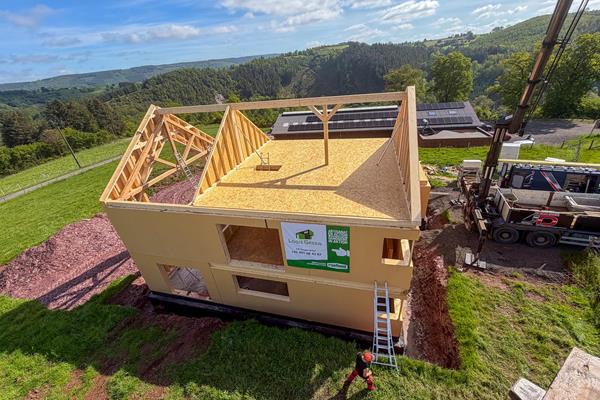 Construction bois avec fermes en chêne apparentes ©roofland.com