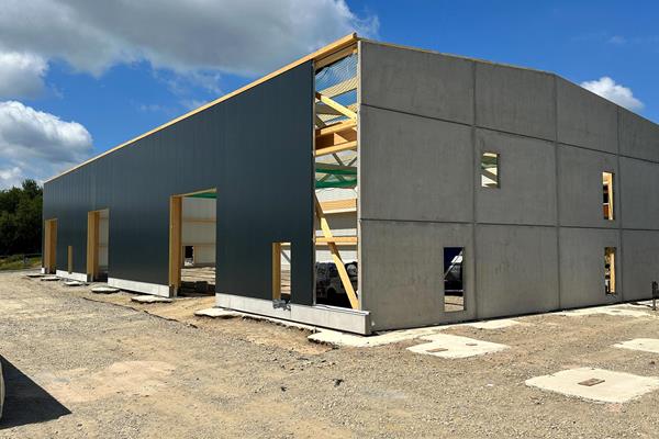 Halles industrielles en système constructif bois ©roofland.com