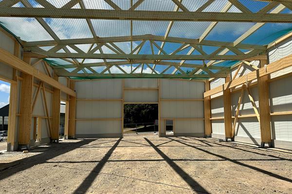 Halles industrielles en système constructif bois ©roofland.com