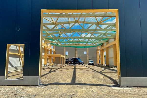 Halles industrielles en système constructif bois ©roofland.com